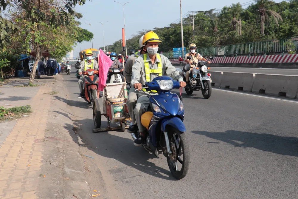 Xe hút đinh được triển khai nhằm ngăn chặn tình trạng người dân cán phải đinh. Ảnh: PC08