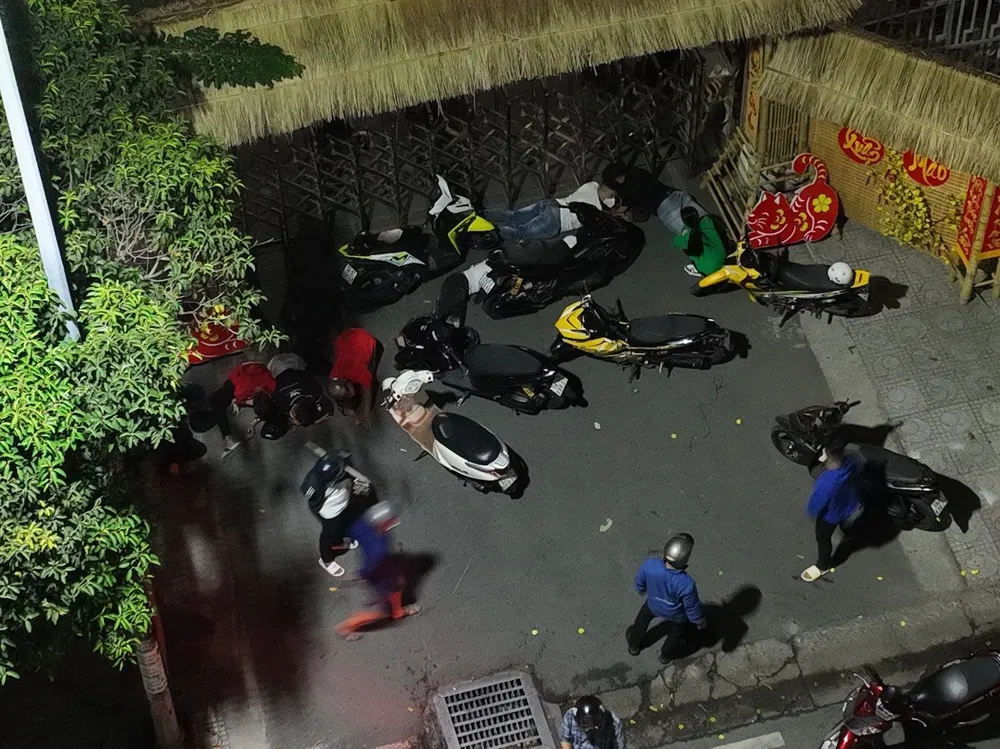 Tổ Phòng chống đua xe trái phép đang khống chế nhóm đối tượng “đi bão” vào rạng sáng Mùng 1 Tết. Ảnh: PC08