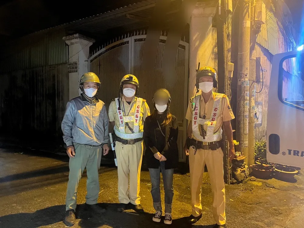 Cô gái sau đó được bàn giao cho Công an phường An Phú Đông, quận 12 để tiếp tục xử lý. Ảnh: PC08