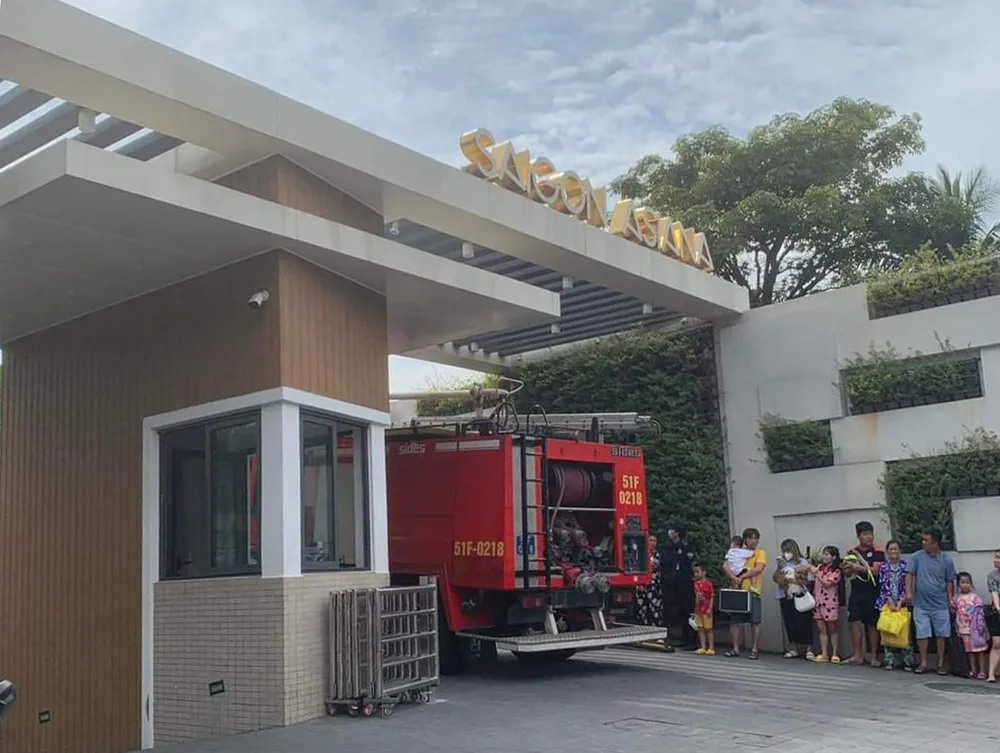 Cảnh sát PCCC có mặt tại hiện trường để dập lửa.