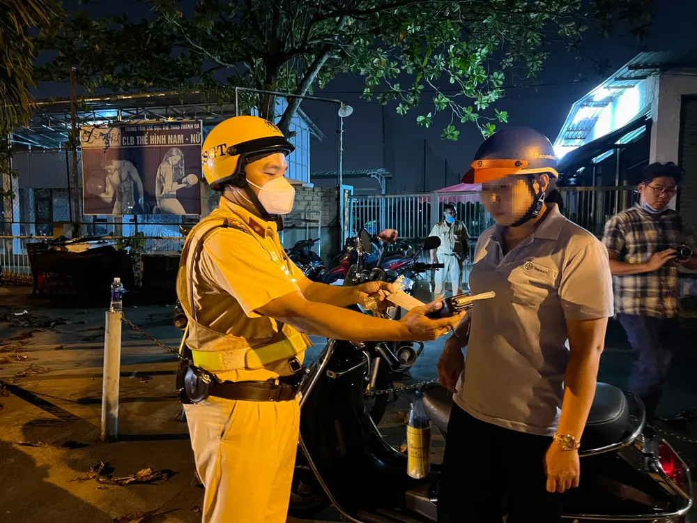 Chị C. có mức vi phạm nồng độ cồn là 0,246mg/ L khí thở. Ảnh: NGUYỄN YÊN