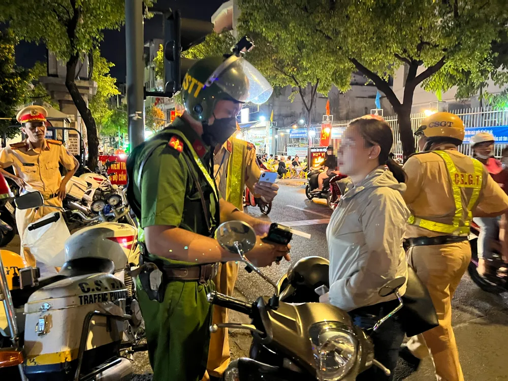 Cô gái cho biết chưa sử dụng rượu bia nhưng bị phát hiện vi phạm nồng độ cồn. Ảnh: NY