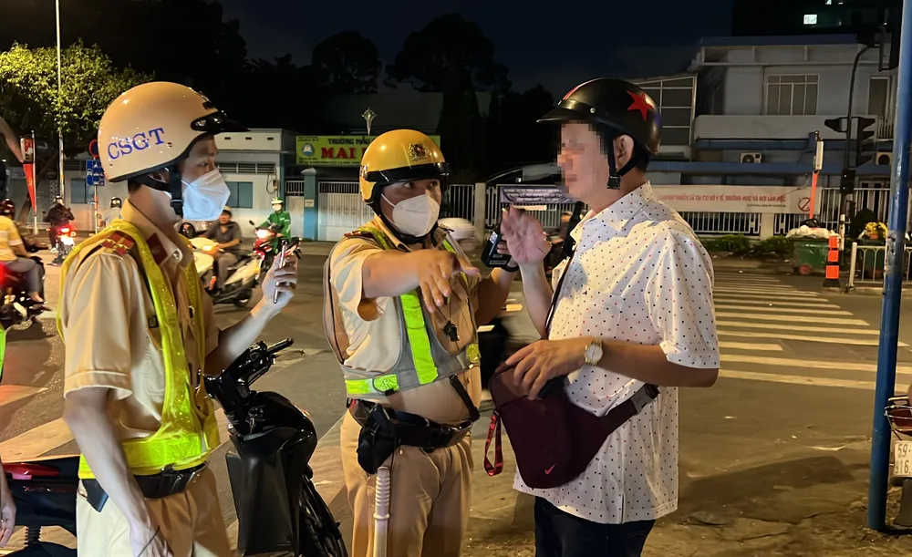 Người đàn ông từ chối khi tổ công tác yêu cầu hợp tác. Ảnh: NY