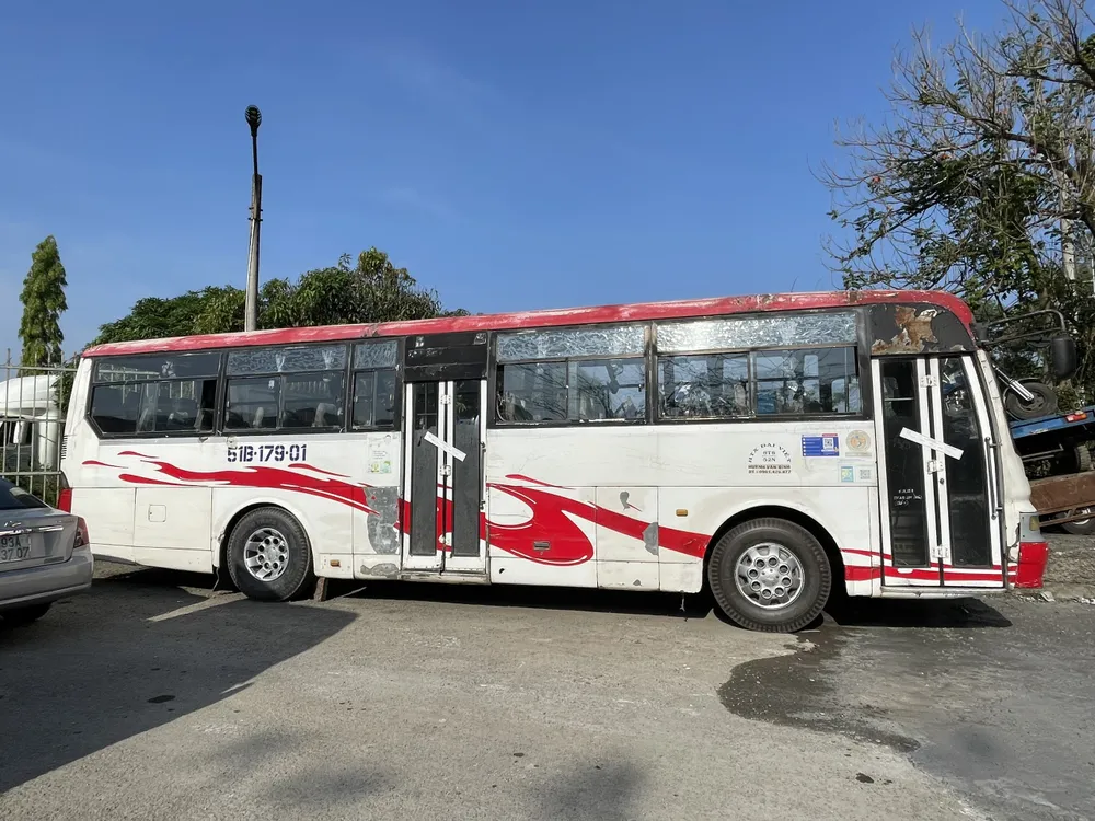 Xe khách 51B-17901 liên quan đến tai nạn làm một người chết nhưng rời khỏi hiện trường. Ảnh: PC08 Xe khách 51B-17901 liên quan đến tai nạn làm một người chết nhưng rời khỏi hiện trường. Ảnh: PC08