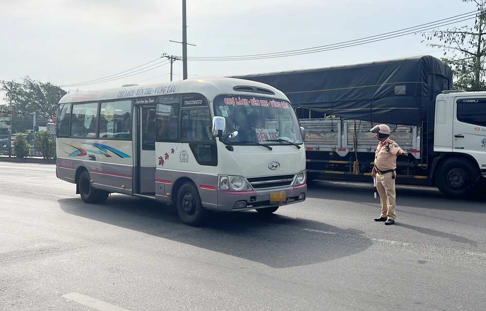 Xe khách B.Đ do tài xế C. điều khiển chở hàng hóa trên khoang hành khách. Ảnh: NGUYỄN YÊN