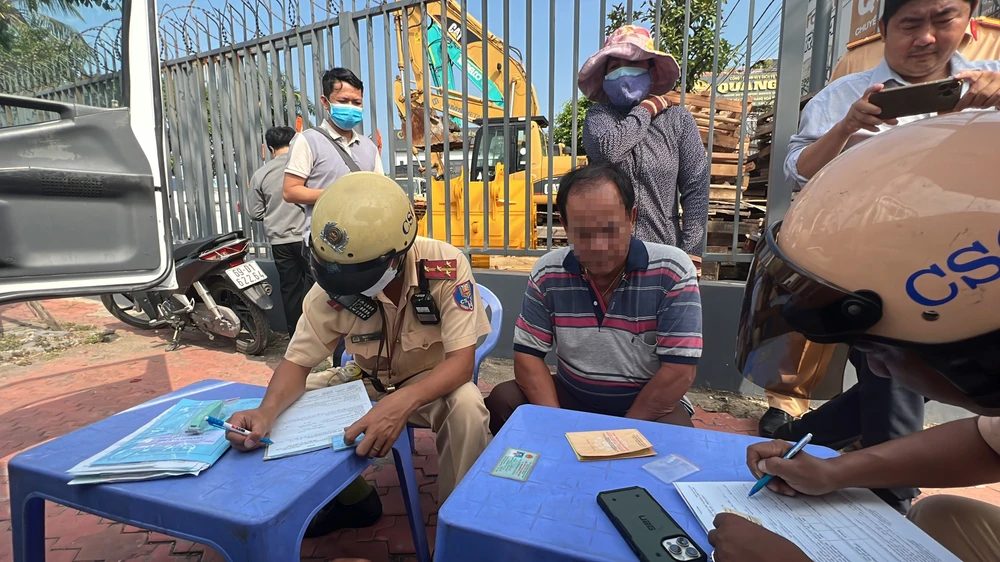 CSGT lập biên bản đối với tài xế C. Ảnh: NGUYỄN YÊN