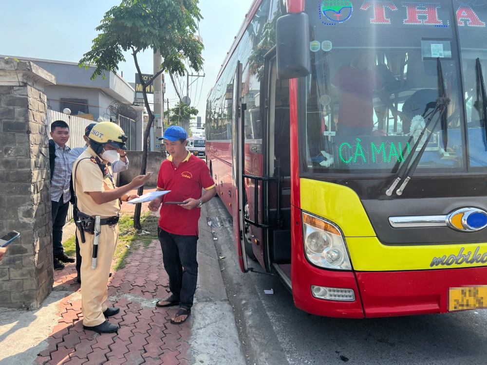 CSGT kiểm tra giấy tờ xe, lệnh vận chuyển, khoang hành khách... Ảnh: NGUYỄN YÊN