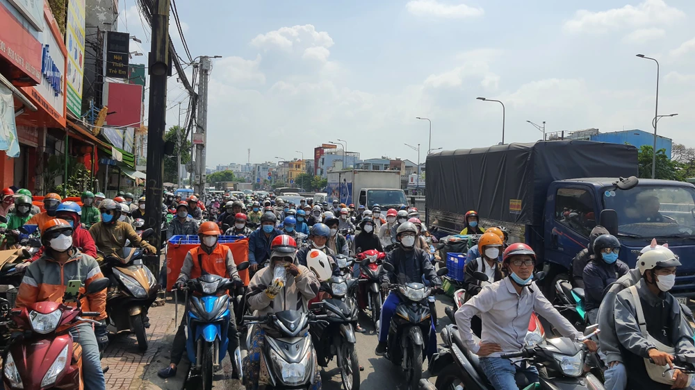 Kẹt xe kéo dài do ảnh hưởng từ vụ tai nạn. Ảnh: HT Kẹt xe kéo dài do ảnh hưởng từ vụ tai nạn. Ảnh: HT