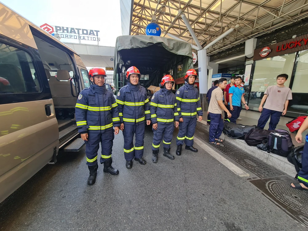 Cán bộ PCCC và CNCH có mặt tại sân bay Tân Sơn Nhất.