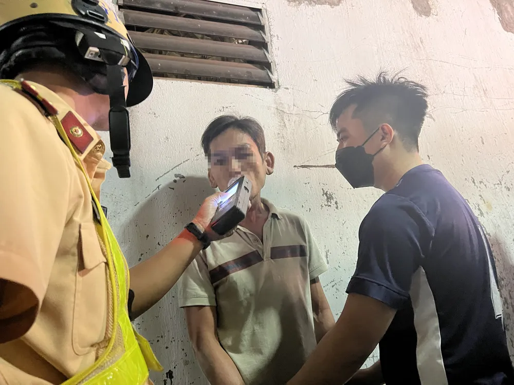 Người đàn ông có mức nồng độ cồn lên đến 0.545mg/lít khí thở. Ảnh: ĐC