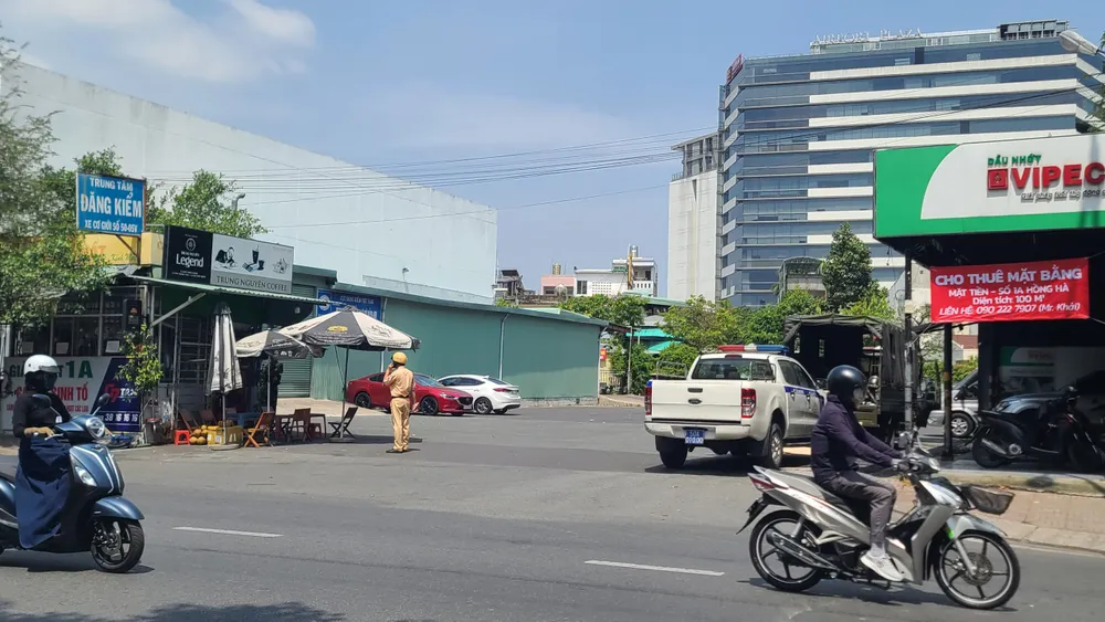 Khu vực ra vào trung tâm đăng kiểm bị lực lượng chức năng phong tỏa. Ảnh: ĐC