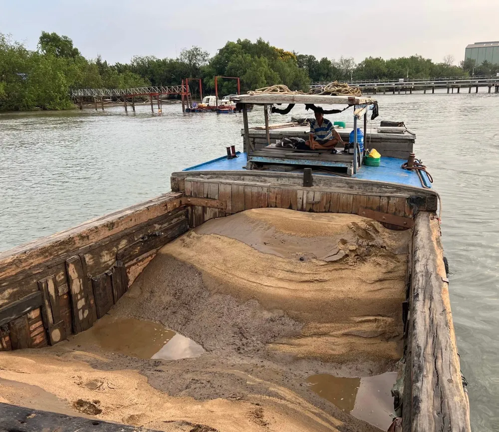 Ghe cát bị bắt do ông Nguyễn Văn C (SN 1978, ngụ Long An) làm chủ. Ghe cát bị bắt do ông Nguyễn Văn C (SN 1978, ngụ Long An) làm chủ.