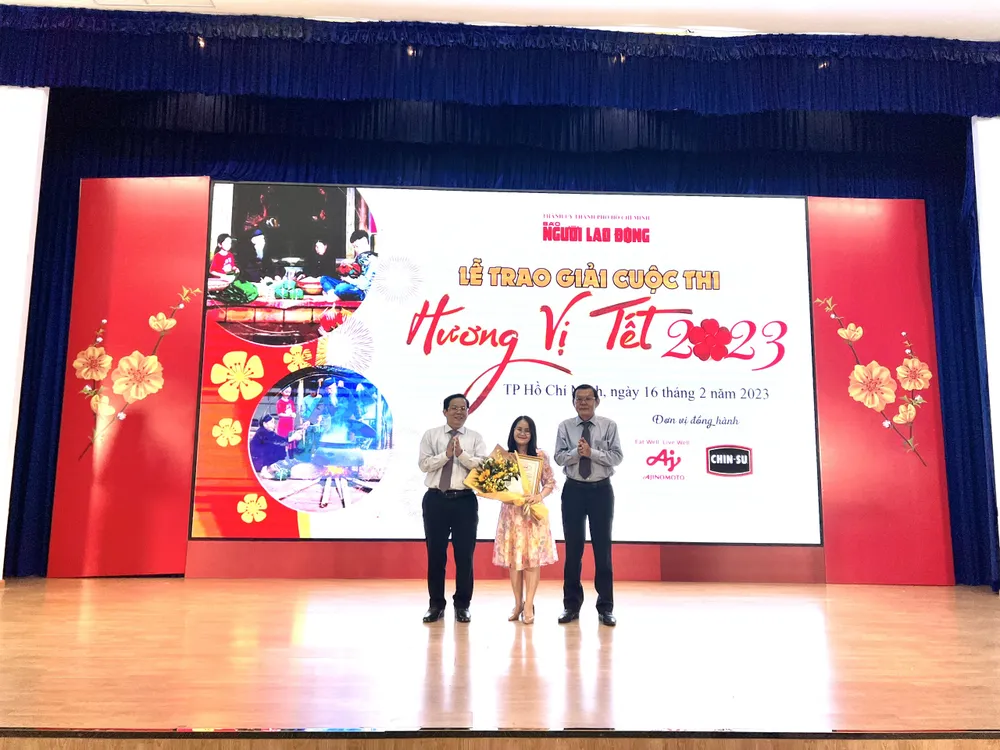 Ông Nguyễn Tấn Phong, Chủ tịch Hội Nhà báo TP.HCM và Tổng Biên tập báo Người Lao Động trao giải cho cá nhân đoạt giải nhất. Ảnh: NY