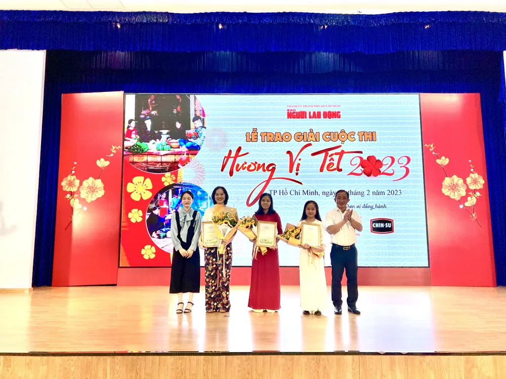 Trao giải cho các tác giả đoạt giải ba. Ảnh: NY