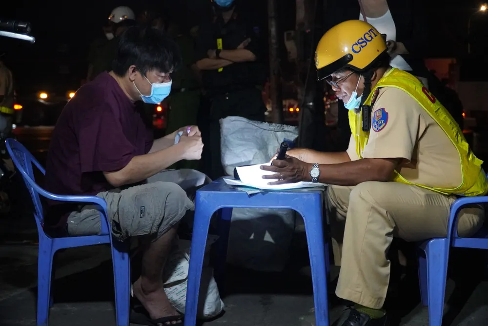 Người vi phạm sau đó làm việc với CSGT nhưng vẫn không chấp hành kiểm tra.