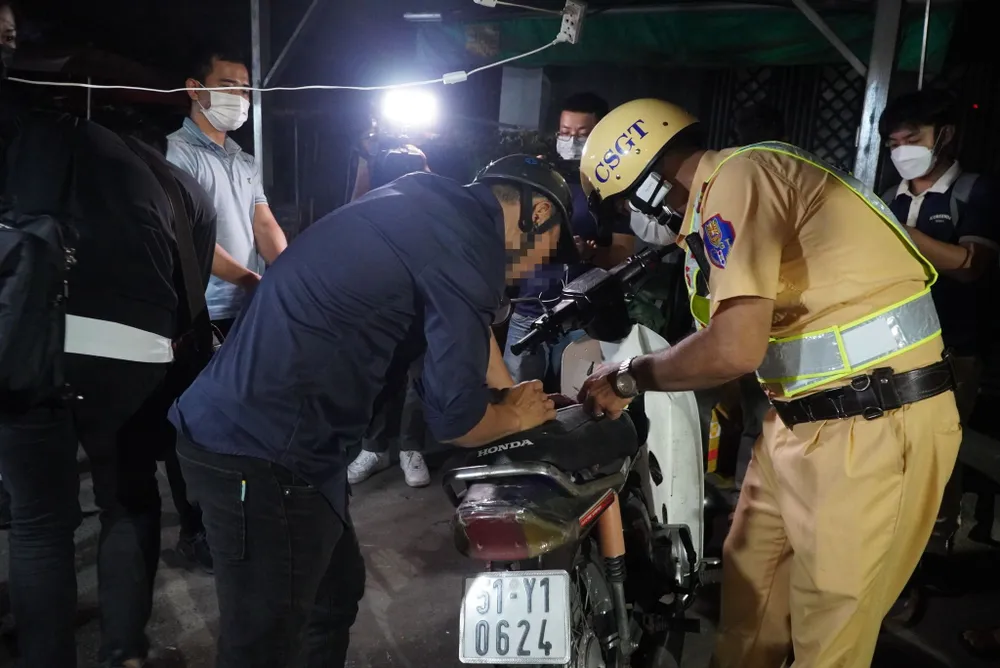 CSGT lập biên bản xử phạt đối với vi phạm của anh NTQ.