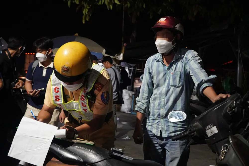 ANh H. làm việc với CSGT.