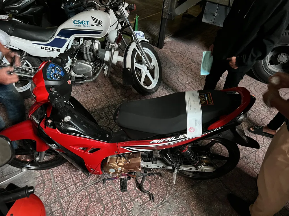 Xe máy có dấu hiệu độ chế được CSGT niêm phong.