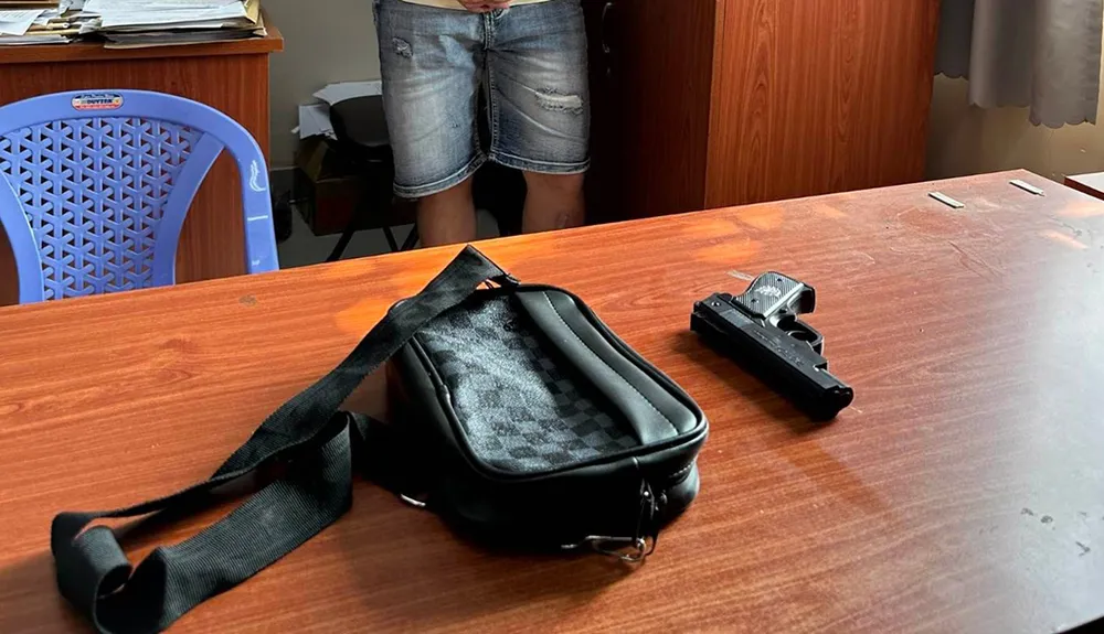 Súng đồ chơi mà nhóm cướp sử dụng. Ảnh: ĐC Súng đồ chơi mà nhóm cướp sử dụng. Ảnh: ĐC