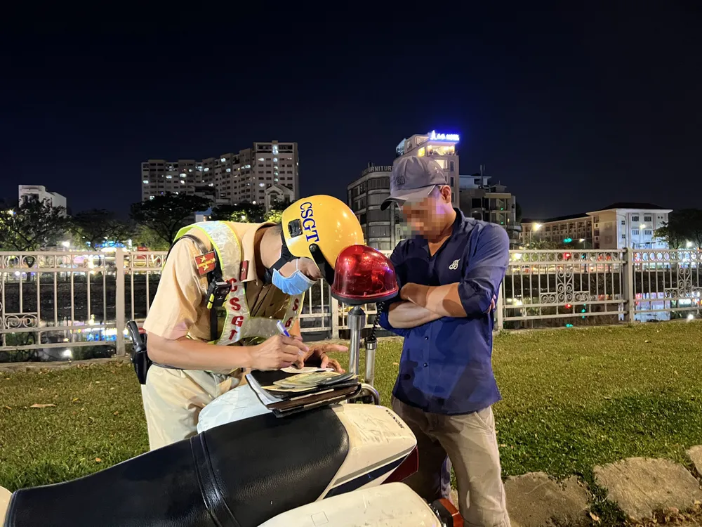 Tài xế cho biết, nhận chở thêm hàng để kiếm thêm 2,5 triệu đồng. Ảnh: ĐC