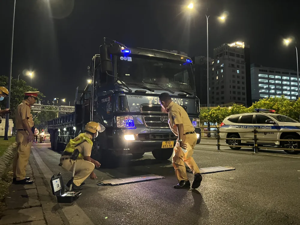 CSGT đang kiểm tra tải trọng xe tải. Ảnh: ĐC