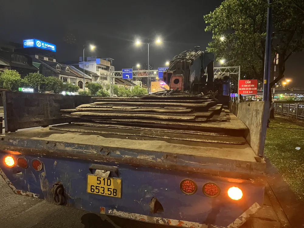 Số hàng hóa mà xe tải vi phạm chở. Ảnh: ĐC