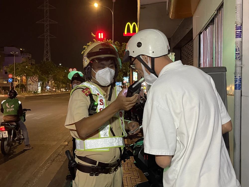 CSGT tăng cường kiểm tra nồng độ cồn khu vực bến xe, bến cảng, kho bãi, quán bar, vũ trường, nhà hàng, quán ăn, các cơ sở kinh doanh ăn uống có phục vụ rượu, bia, các tụ điểm về ma túy. Ảnh: PC08