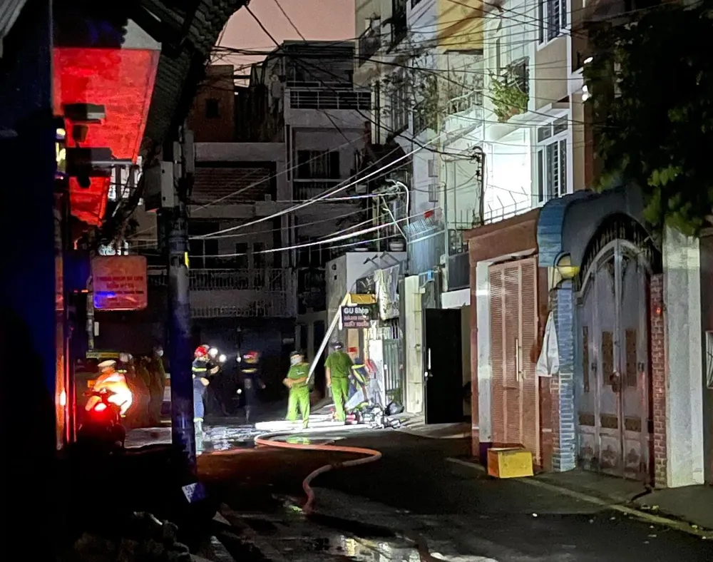 Lực lượng chức năng triển khai dập lửa. Ảnh: ĐC Lực lượng chức năng triển khai dập lửa. Ảnh: ĐC