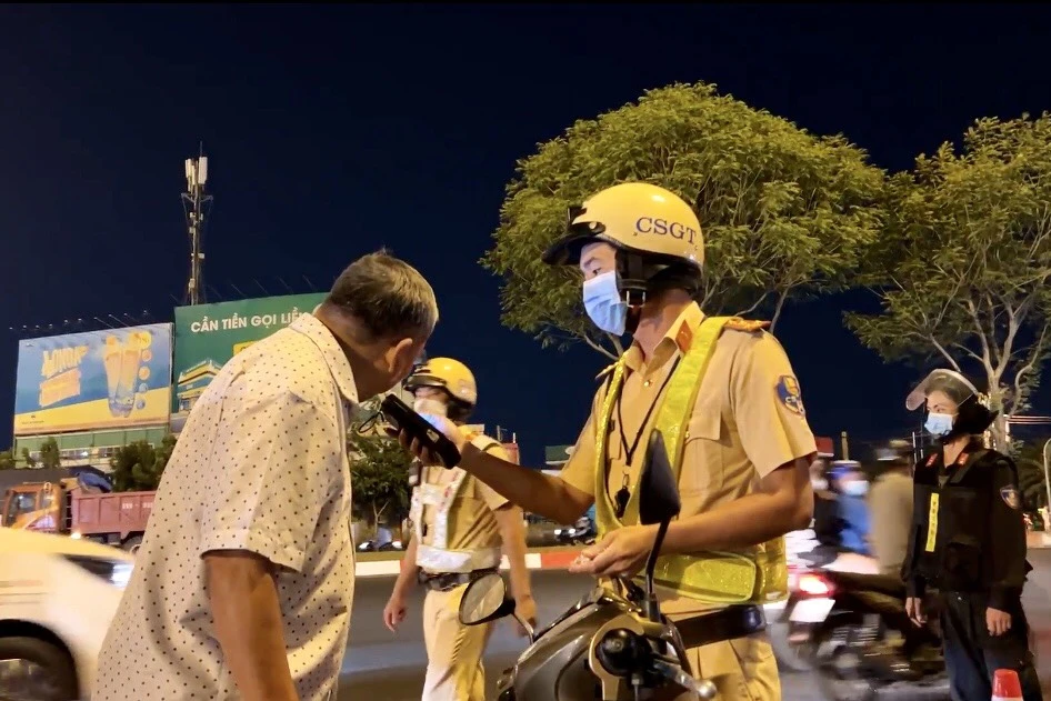 Người đàn ông có mức vi phạm nồng độ cồn cao ngất ngưỡng nhưng vẫn khẳng định lái xe bình thường. Người đàn ông có mức vi phạm nồng độ cồn cao ngất ngưỡng nhưng vẫn khẳng định lái xe bình thường.