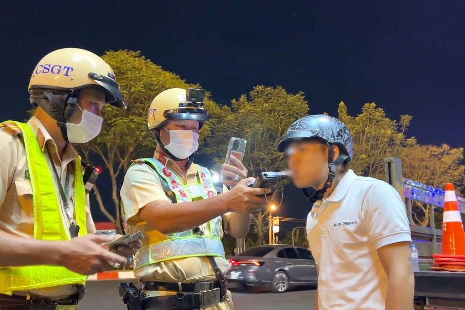 CSGT kiểm tra nồng độ cồn của một người vi phạm. Ảnh: NY CSGT kiểm tra nồng độ cồn của một người vi phạm. Ảnh: NY