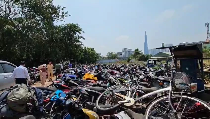 Các phương tiện bị tạm giữ bị phơi nắng do kho không có bóng cây.