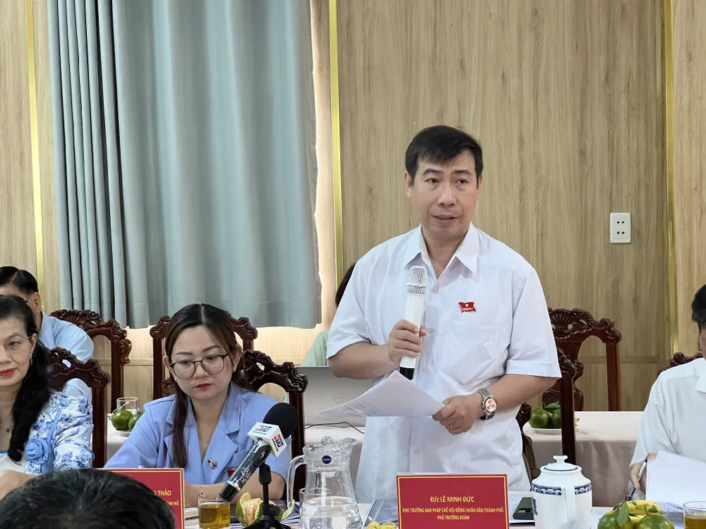 Ông Lê Minh Đức, Phó Ban pháp chế HĐND TP đánh giá cao sự nỗ lực của phòng PC08, cục QLTT, cán bộ chiến sĩ trong thực hiện bảo quản phương tiện bị tạm giữ. Ảnh: NGUYỄN YÊN Ông Lê Minh Đức, Phó Ban pháp chế HĐND TP đánh giá cao sự nỗ lực của phòng PC08, cục QLTT, cán bộ chiến sĩ trong thực hiện bảo quản phương tiện bị tạm giữ. Ảnh: NGUYỄN YÊN