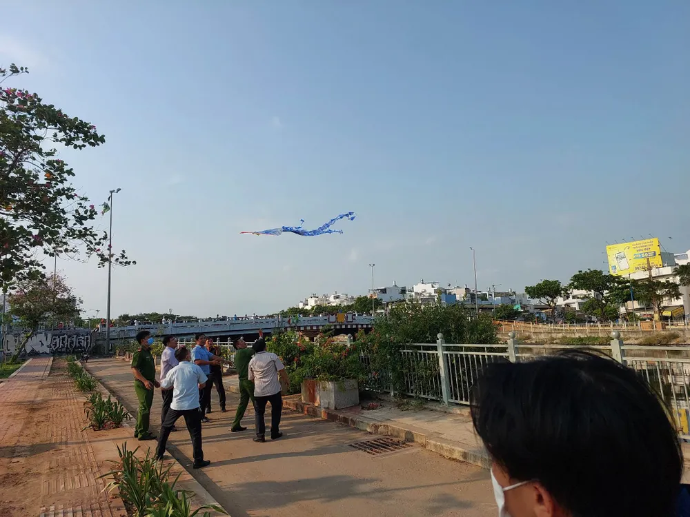 Lực lượng chức năng thu giữ một con diều của người dân tại khu vực công viên. Ảnh: ĐC