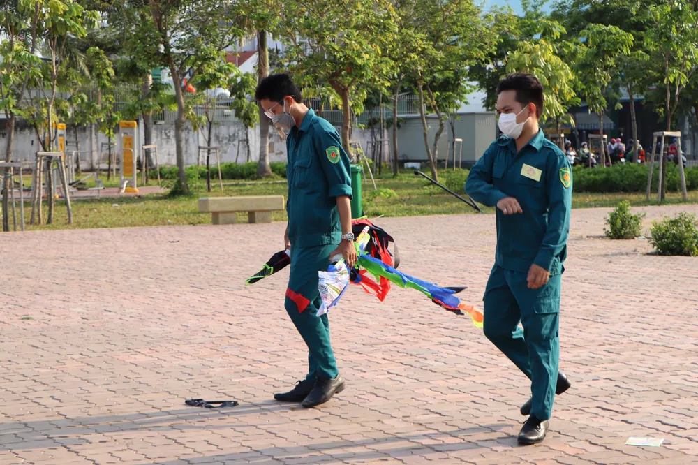 Tổ công tác thu giữ nhiều con diều mà người dân bỏ lại khi thấy lực lượng chức năng. Ảnh: ĐC