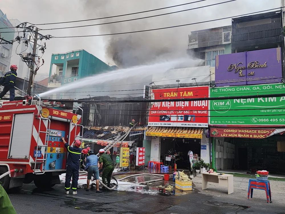 Lực lượng chức năng điều nhiều phương tiện đến hiện trường dập lửa. Ảnh: ĐC Lực lượng chức năng điều nhiều phương tiện đến hiện trường dập lửa. Ảnh: ĐC