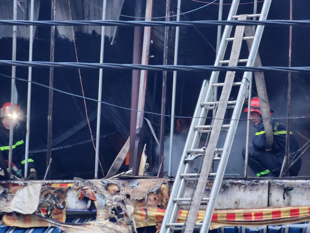 Cảnh sát tiếp cận đám cháy. Ảnh: ĐC