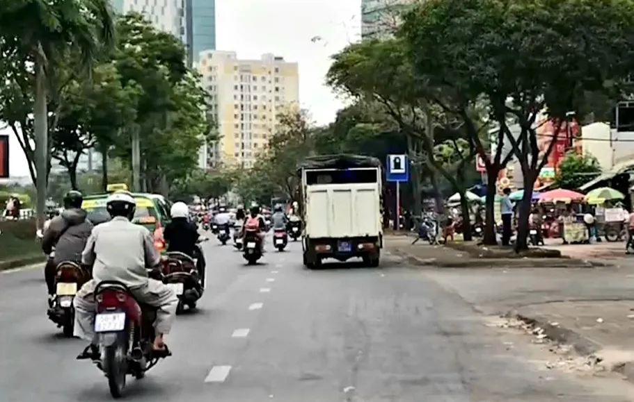 Phương tiện lưu thông ra đường vào ngày 12-4. Phương tiện lưu thông ra đường vào ngày 12-4.