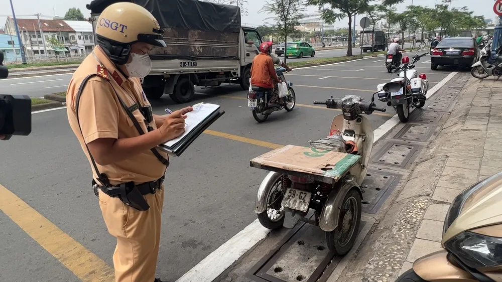 CSGT lập biên bản vi phạm đối với xe máy độ chế anh H điều khiển. Ảnh: ĐC CSGT lập biên bản vi phạm đối với xe máy độ chế anh H điều khiển