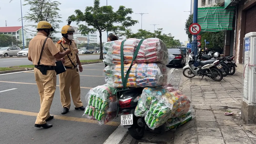 Nhiều trường hợp chở hàng cồng kềnh bị tổ công tác xử phạt. Ảnh: ĐC Nhiều trường hợp chở hàng cồng kềnh bị tổ công tác xử phạt. Ảnh: ĐC