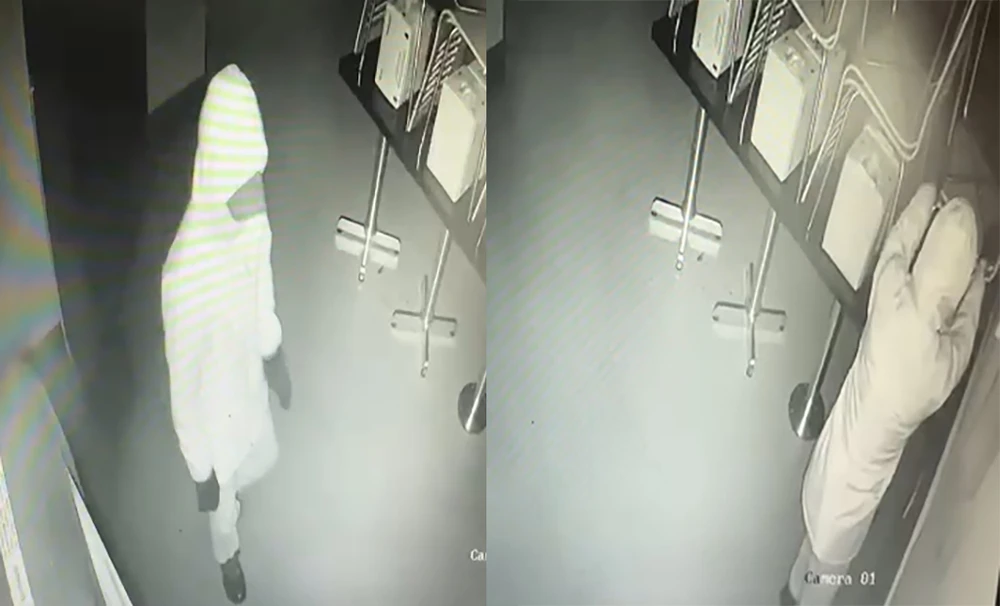 Hình ảnh Nam bước ra từ nhà vệ sinh và lục lọi tài sản trong nhà hàng lúc 0 giờ ngày 27-4