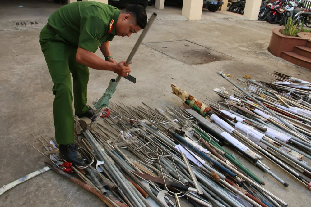 Số lượng lớn vũ khí, công cụ hỗ trợ được người dân giao nộp.