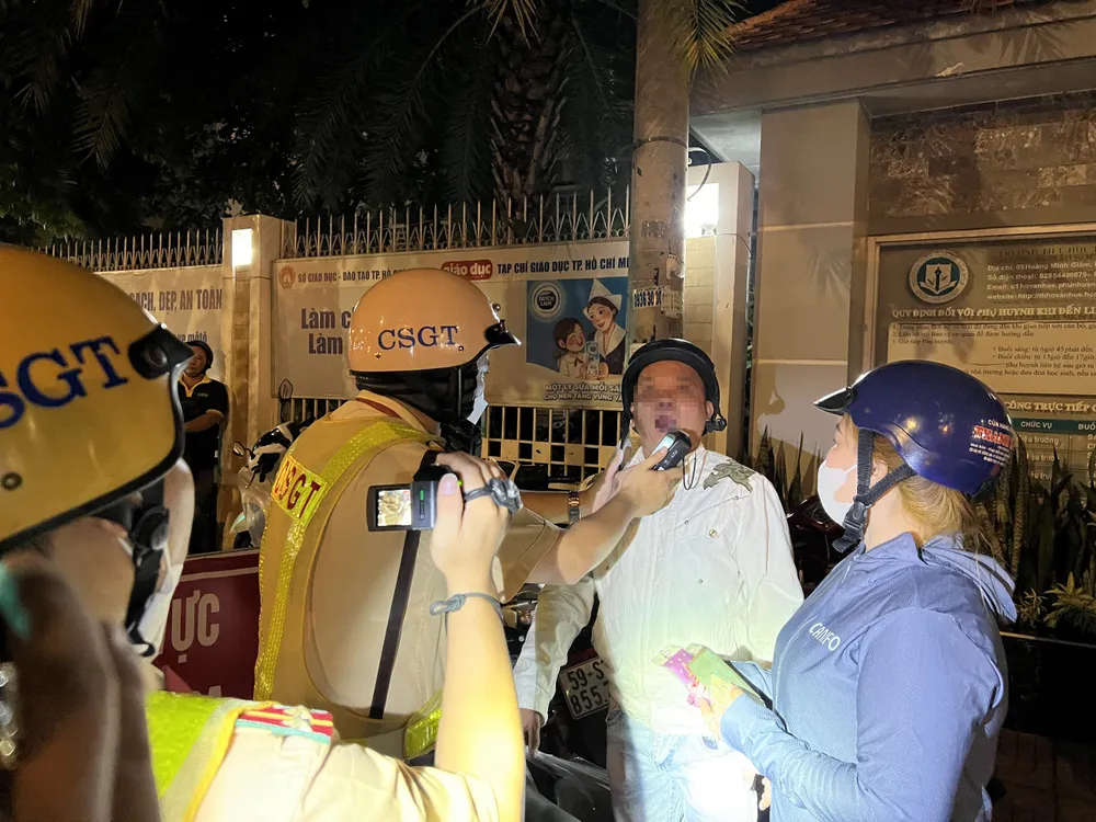 Thấy CSGT, người đàn ông vội xuống xe để vợ chở, tuy nhiên đã bị CSGT phát hiện và kiểm tra. Ảnh: NGUYỄN YÊN