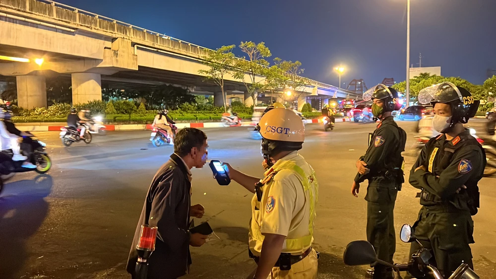 Ông H có nồng độ cồn 0,168mg/ L khí thở. Ảnh: NY