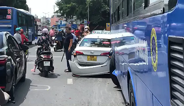 Xe taxi bị hư hỏng nặng sau tai nạn. Ảnh: ĐC Xe taxi bị hư hỏng nặng sau tai nạn. Ảnh: ĐC