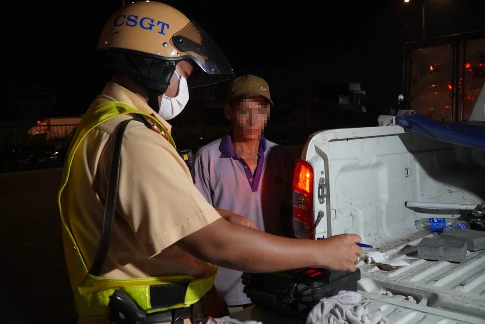 CSGT làm việc với tài xế H. Ảnh: ĐC