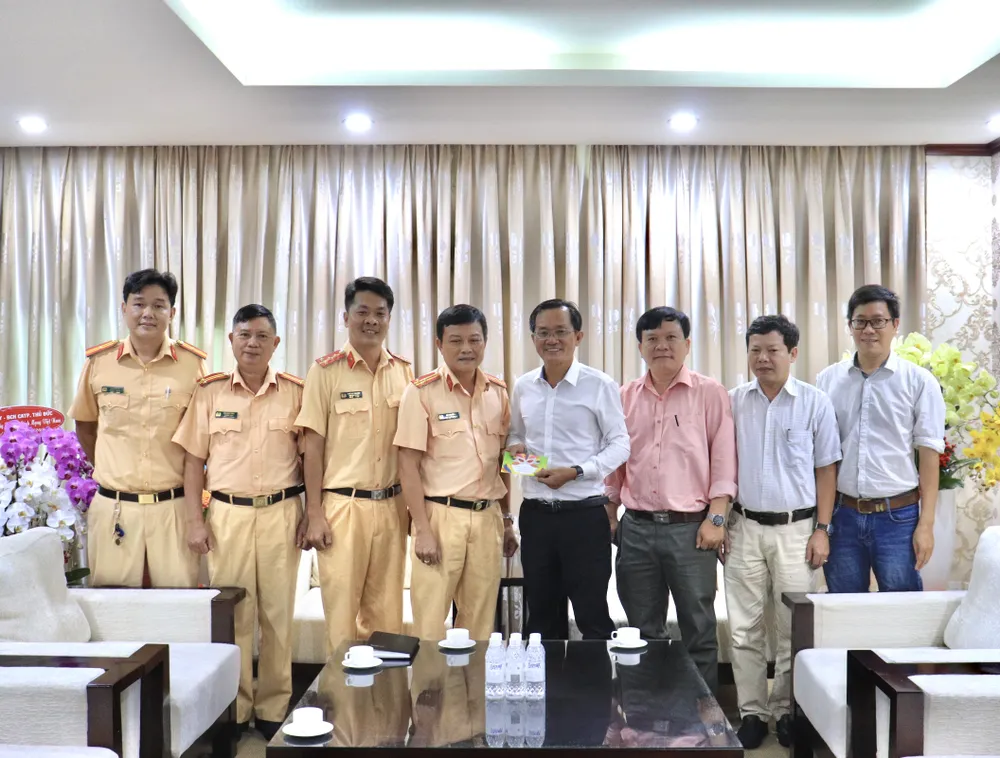 Đại diện lãnh đạo Phòng CSGT đường thuỷ Công an TP.HCM đánh giá cao chương trình &quot;Cùng ngư dân thắp sáng đèn trên biển&quot; do báo Pháp Luật TP.HCM tổ chức. Ảnh: DI LINH