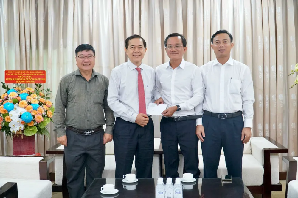 Lãnh đạo Quận uỷ, UBND, UBMTTQ Việt Nam quận Gò Vấp đến thăm và chúc mừng báo Pháp Luật TP.HCM. Ảnh: BẢO PHƯƠNG