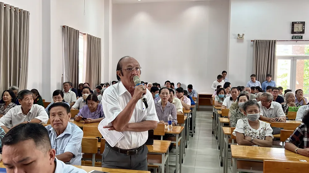 Cử tri Hà Thanh Danh nêu ý kiến tại buổi tiếp xúc. Ảnh: NGUYỄN YÊN