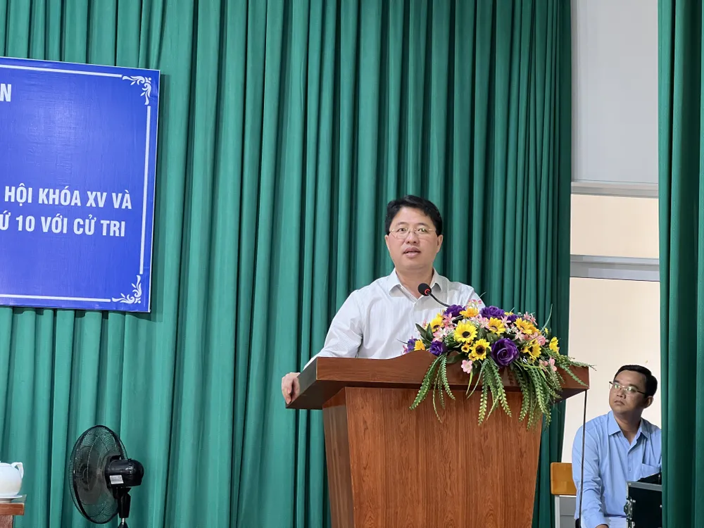 Ông Phạm Hồng Sơn, Bí thư quận ủy Phú Nhuận, trả lời ý kiến cử tri. Ảnh: NGUYỄN YÊN