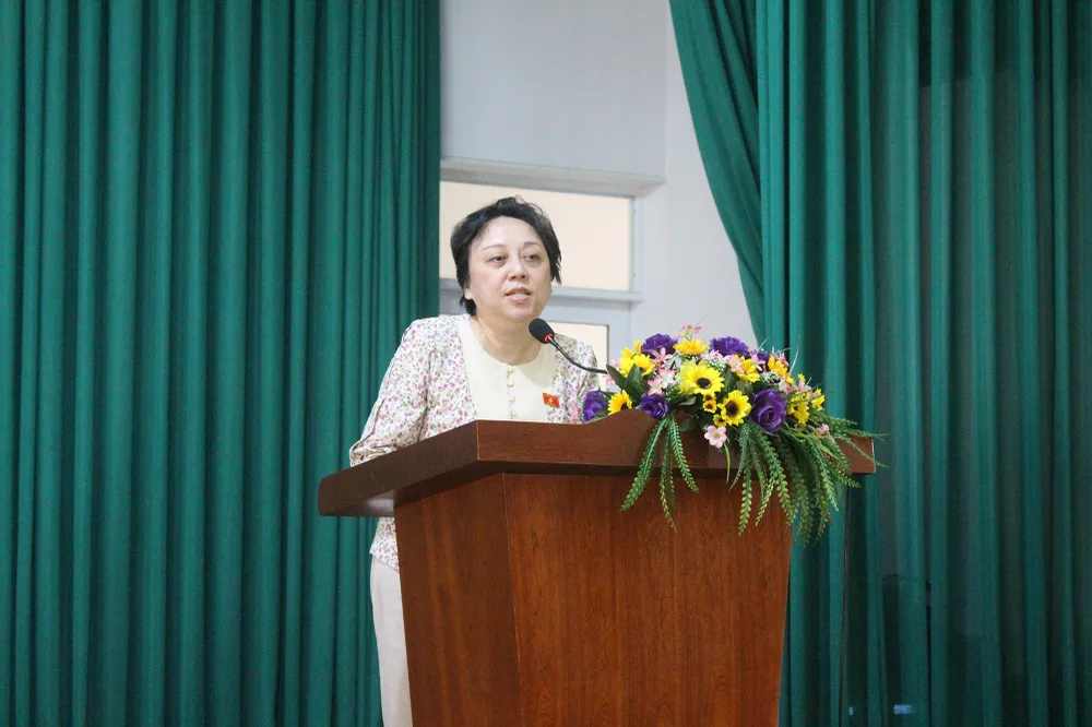 ĐB Phạm Khánh Phong Lan trả lời ý kiến của cử tri tại buổi tiếp xúc. Ảnh: NGUYỄN YÊN